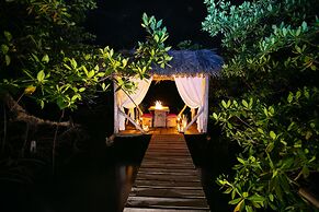 Urraca Monkey Island Eco Resort