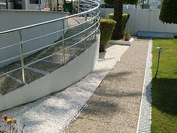 Side Garden Residence