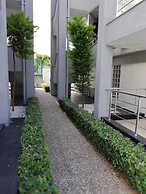 Side Garden Residence