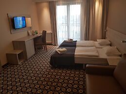 Marina Mielno z widokiem na Jezioro