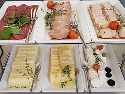 Marina Mielno z widokiem na Jezioro