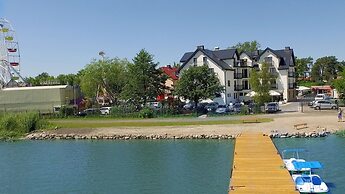 Marina Mielno z widokiem na Jezioro