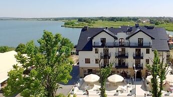 Marina Mielno z widokiem na Jezioro