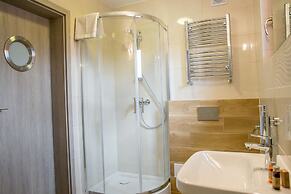 Marina Mielno z widokiem na Jezioro