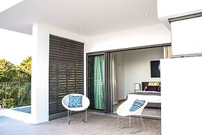 Latitude Luxury Seafront Apartments
