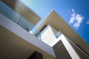 Latitude Luxury Seafront Apartments