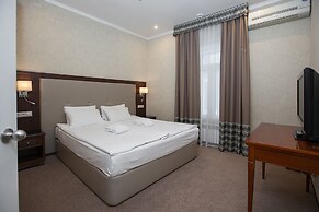 U Zolotykh Vorot Hotel