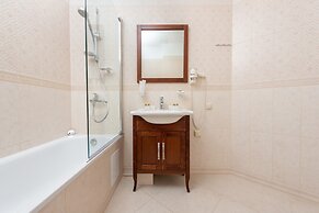 U Zolotykh Vorot Hotel