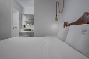 Flaskos Luxury Suites