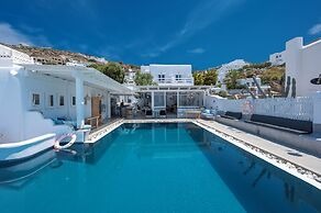 Flaskos Luxury Suites