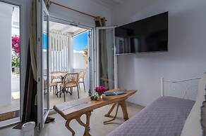 Flaskos Luxury Suites