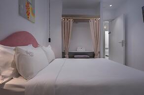 Flaskos Luxury Suites