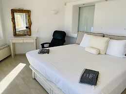Flaskos Suites