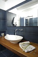 Kapetan Tasos Suites