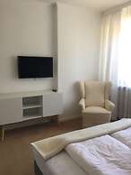 Dietrichsteinerhof Apartments & Rooms