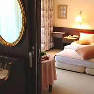 Dietrichsteinerhof Apartments & Rooms