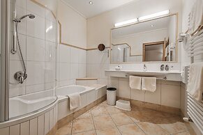ASTER Boutique Hotel & Chalets