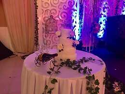 The Q Hotel & Restaurant