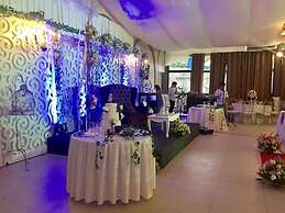 The Q Hotel & Restaurant