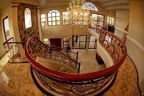 The Q Hotel & Restaurant