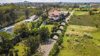 The Q Hotel & Restaurant