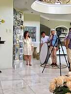 The Q Hotel & Restaurant