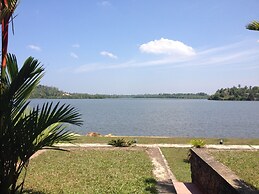 Kalla Bongo Lake Resort