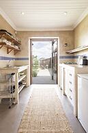 A Hilltop Country Retreat