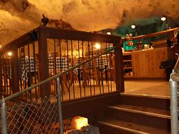 Grand Canyon Caverns Inn