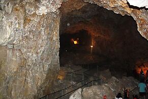 Grand Canyon Caverns Inn