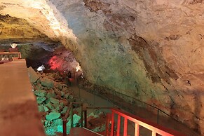 Grand Canyon Caverns Inn