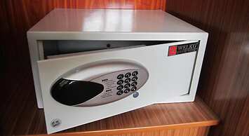 Holiday Lakeview Hotel