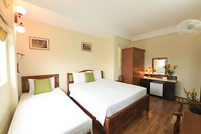 Holiday Lakeview Hotel