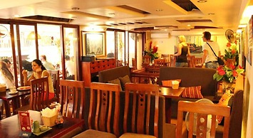 Holiday Lakeview Hotel