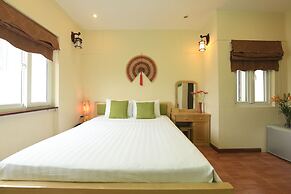 Holiday Lakeview Hotel