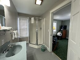 Colonial Inn & Creamery