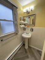 Colonial Inn & Creamery