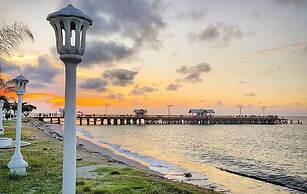 Art-Deco Beach Hotel