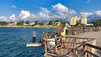 Art-Deco Beach Hotel