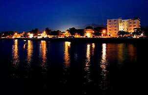 Art-Deco Beach Hotel