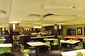 Bamboo Inn Hotel & Cafe