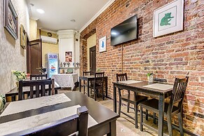 Guest Rooms at Marata Street 8-5