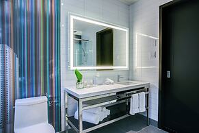 Renaissance Montreal Downtown Hotel