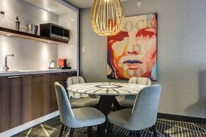 Renaissance Montreal Downtown Hotel