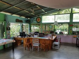 El Colibri Rojo Hotel Cabinas