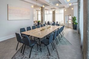 The Hi-Lo, Autograph Collection