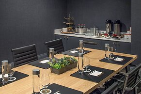 The Hi-Lo, Autograph Collection