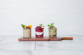 The Hi-Lo, Autograph Collection