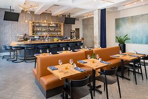 The Hi-Lo, Autograph Collection