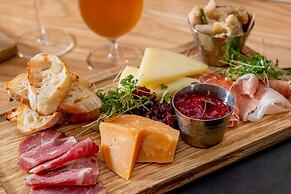 The Hi-Lo, Autograph Collection